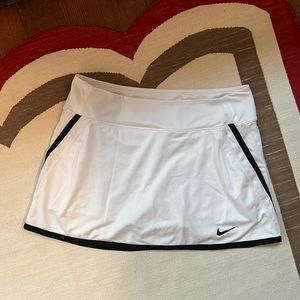Nike tennis skirt with contrast piping - size M